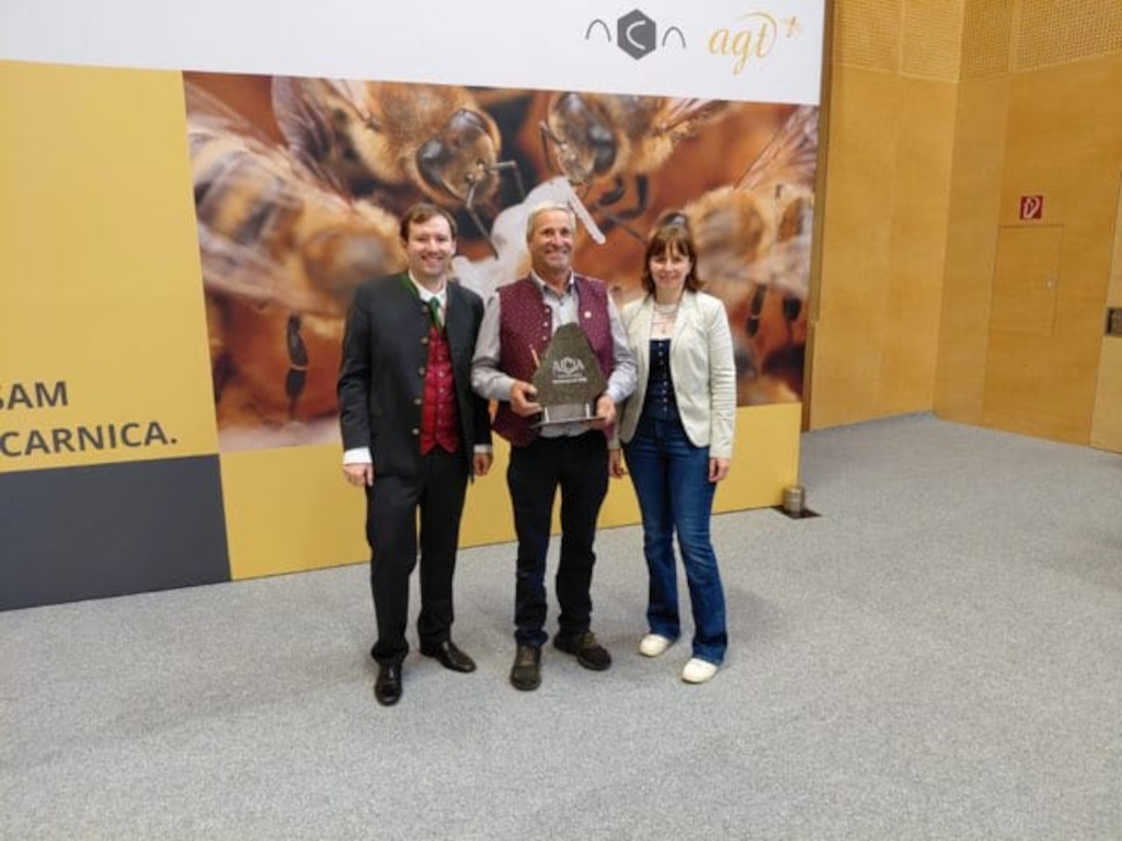 Gewinner des ACA-Züchterpreises 2025: Josef Pölzleiter (umgeben von ACA-Obfrau Dr. Elisabeth Thurner und dem Salzburger Landesobmann für Imkerei und Bienenzucht Andreas Brieger)